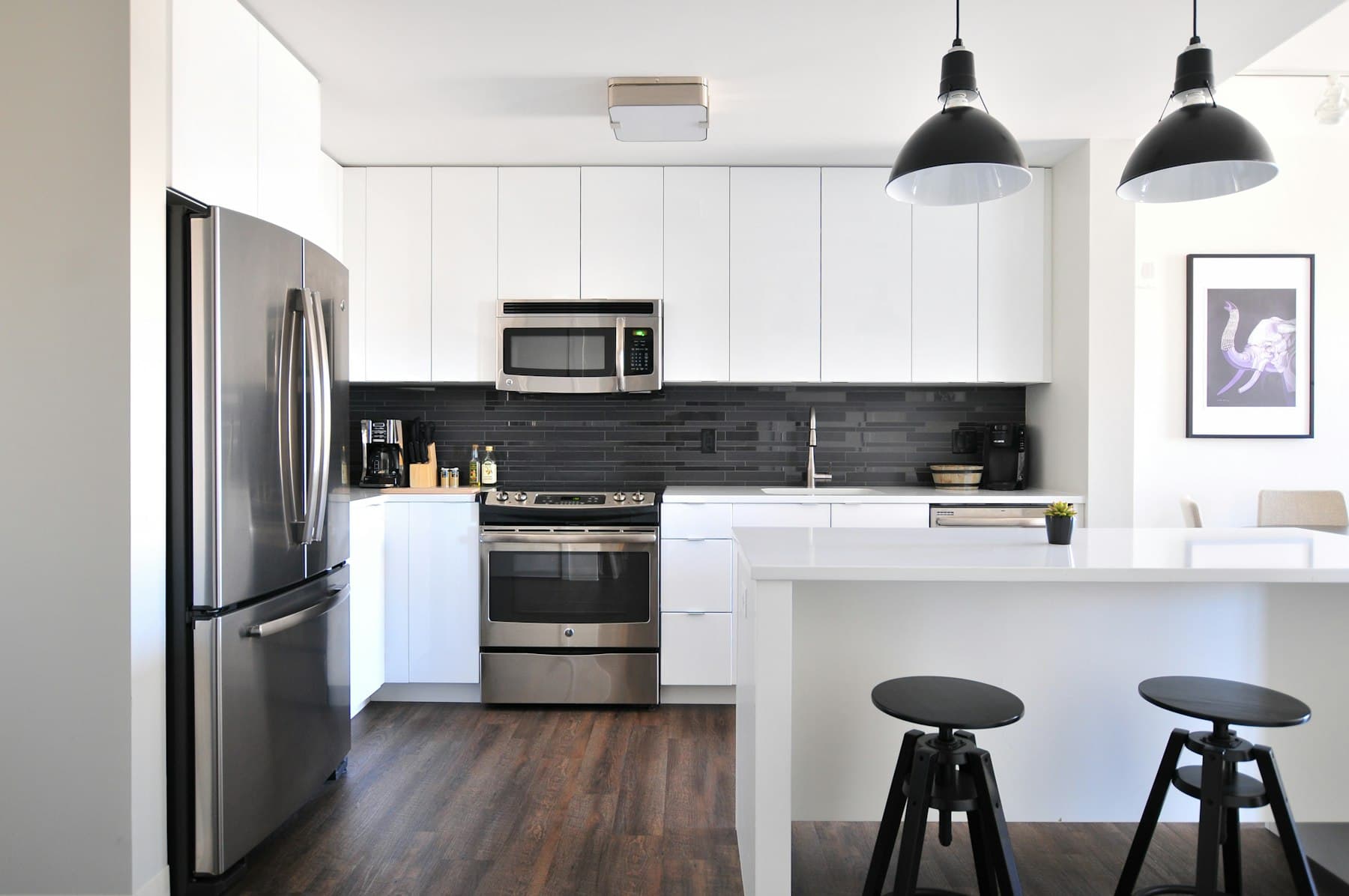 White flat-panel kitchen with Linea cabinets